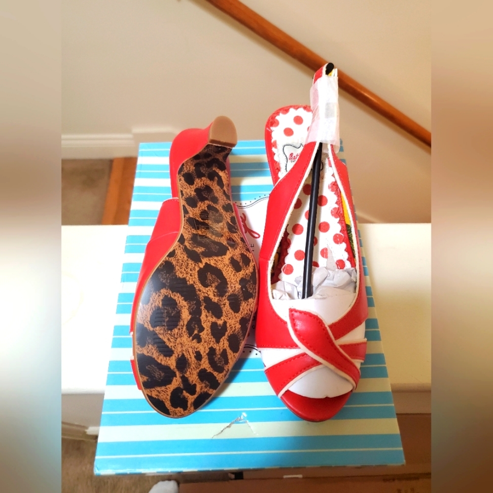 Bettie Page "Cara" sandals in red Sz 7